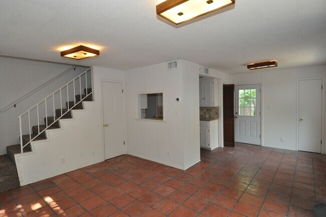 Foto del edificio - LOCATION! RENOVATED BATHROOM!