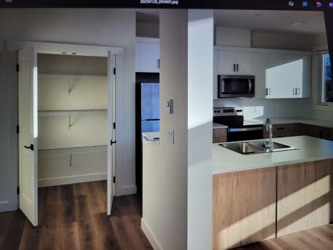 Building Photo - 45639 Spadina Av