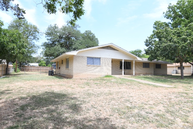 Building Photo - 16 Oakmont Cir