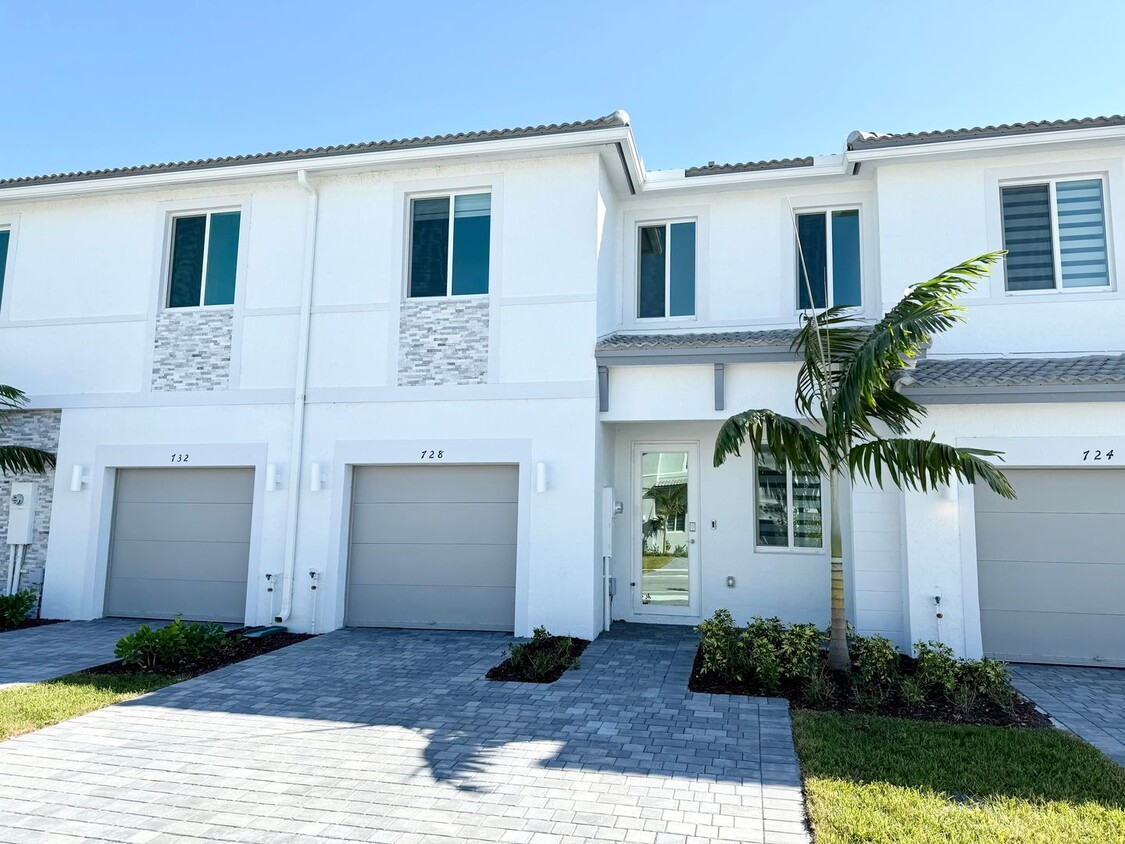 Foto principal - Brand new 3 bed 3.5 bath Townhouse with ya...