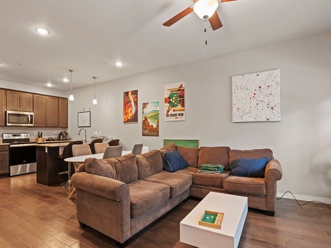 Foto del edificio - Beautiful 3 Bed, 3 1/2 Bath Townhome in We...