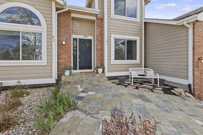 Building Photo - Spacious 6-Bedroom Broadmoor Rental with M...