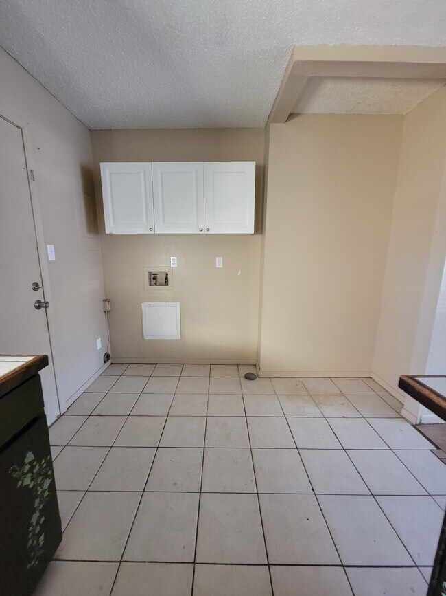 washer & dryer hook ups - 1415 Becky Ct