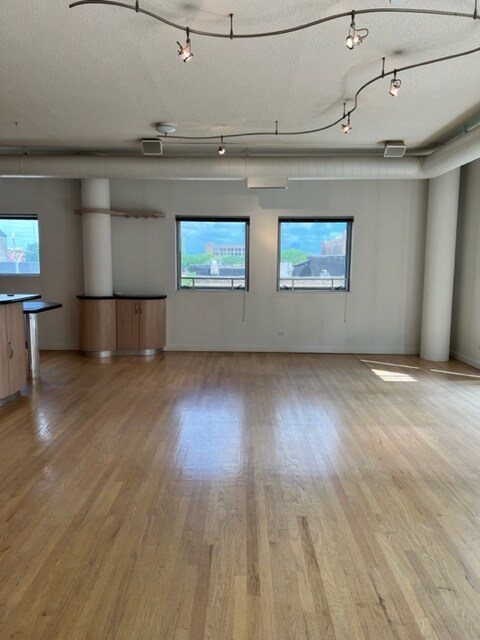 Building Photo - 939 W Huron St