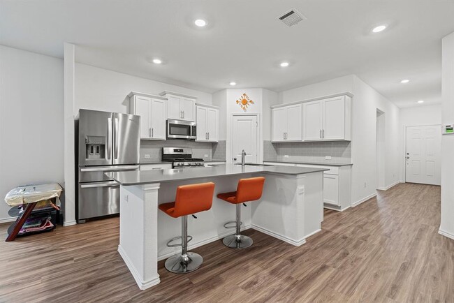 Foto del edificio - 136 Cherry Ridge Rd