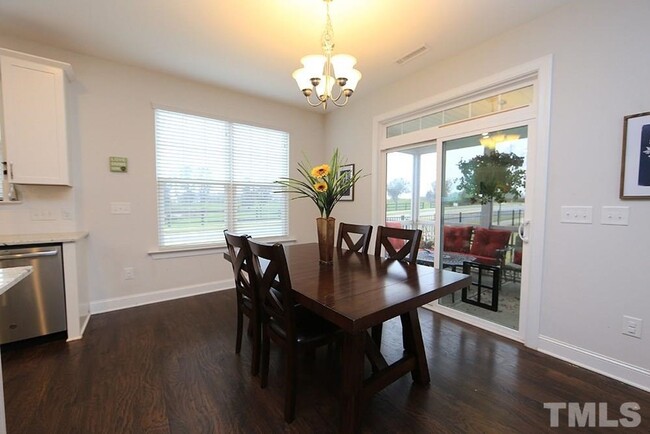 Foto del edificio - Main Floor Owner's Suite PLUS Main Floor G...