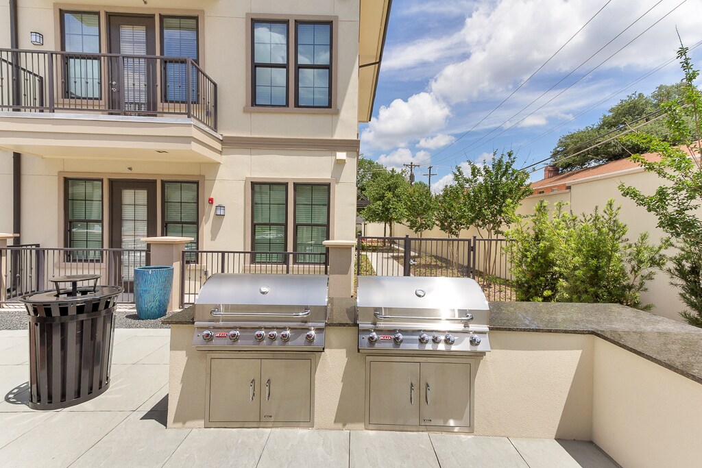Primary Photo - Lucky Dog! 2BR