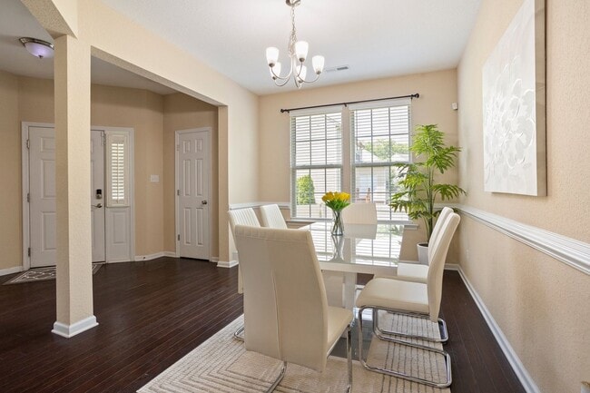 Building Photo - Beautiful 4 Bed 2.5 Bath
