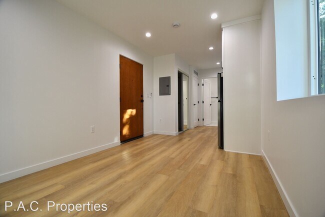 Building Photo - Studio, 1 bath Apartment - 3960 Carpenter ...