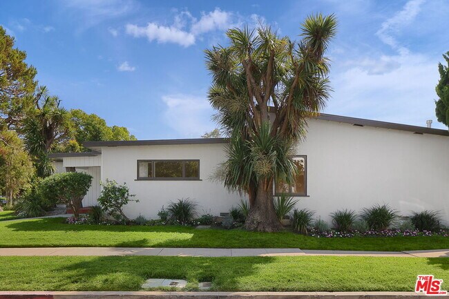 Building Photo - 303 S Gretna Green Way