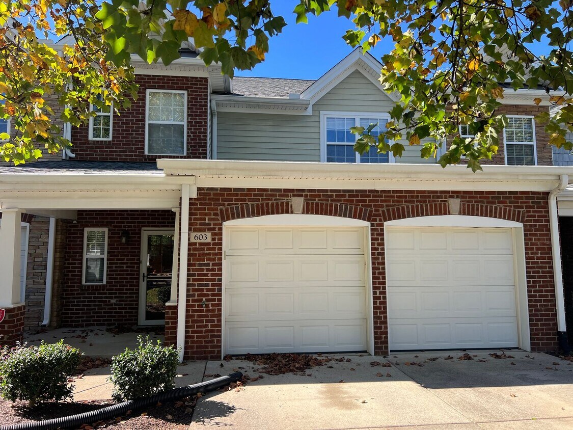 Foto principal - Spacious 3-Bedroom Townhome in The Retreat...