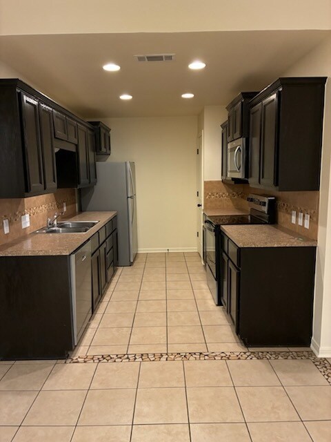 Foto del edificio - 2207 Bachelor Button Blvd