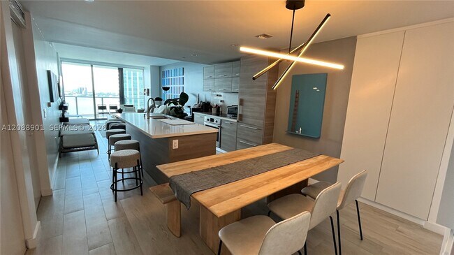 Foto del edificio - 650 NE 32nd St