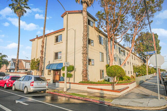 Foto del edificio - 706 McDonald Ave