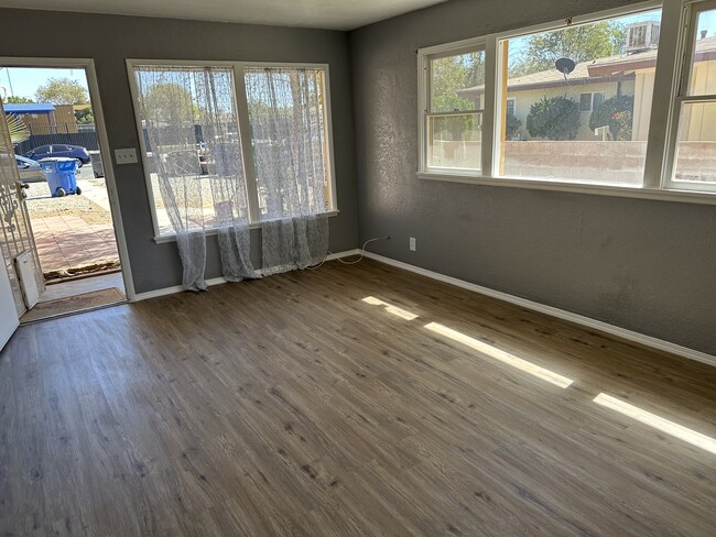 living room - 44321 Cedar Ave