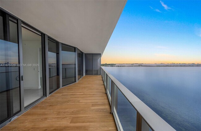 Foto del edificio - 700 NE 24th St