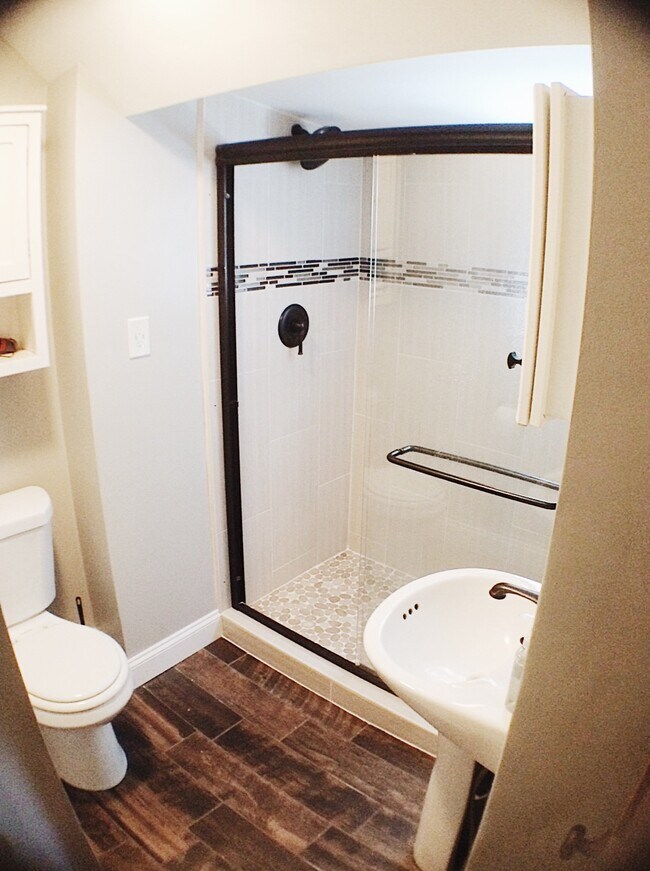 Building Photo - Newly remodeled East Side 2br upper