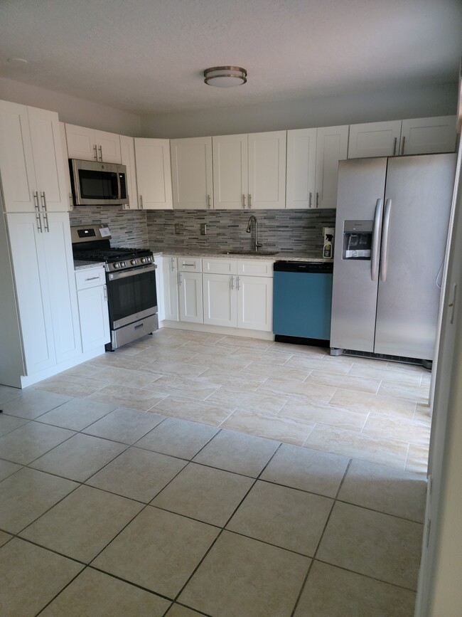 Building Photo - 2414 Waterside Dr