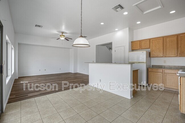 Building Photo - 7585 E Picket Fence Ln