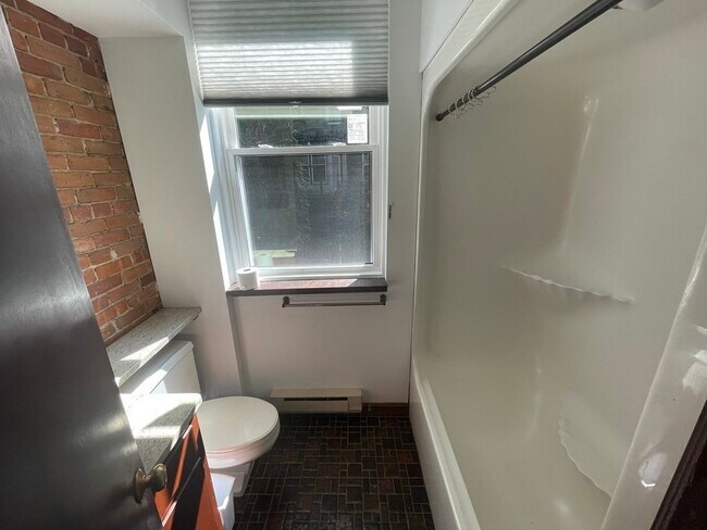 Building Photo - 36 Hanson St