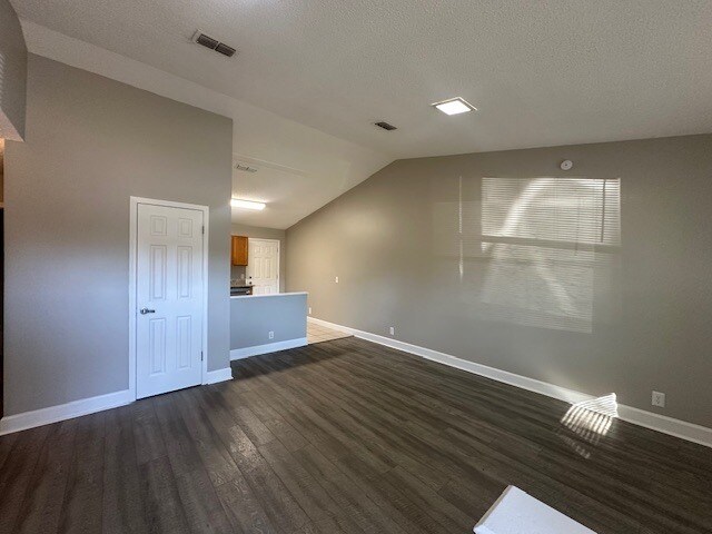 Foto del edificio - Renovated 2/1 Westside Duplex