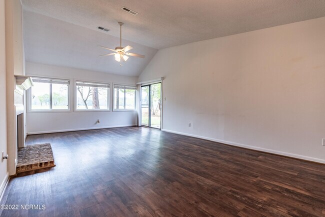 Building Photo - 106 Mallard Cove