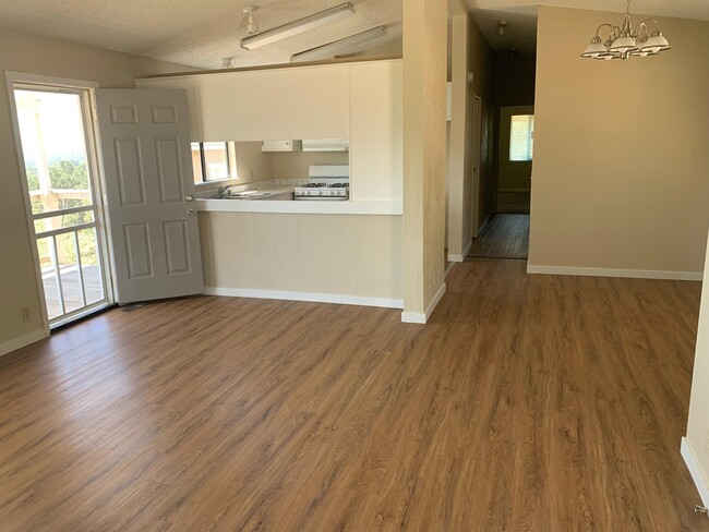 Building Photo - 4250 Woodview Ln