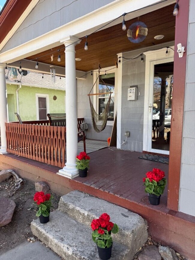 Foto del edificio - *West side charmer completely remodeled, mid century flare!