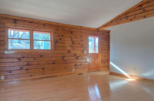 Building Photo - 550 Colhoun| Move In Ready!