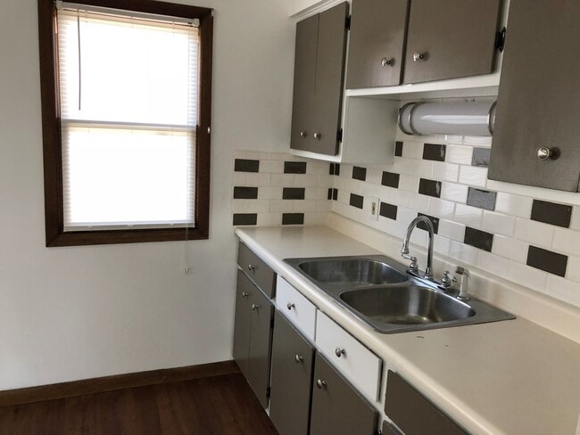 Building Photo - Spacious Rock Island Home with Yard and Garage!
