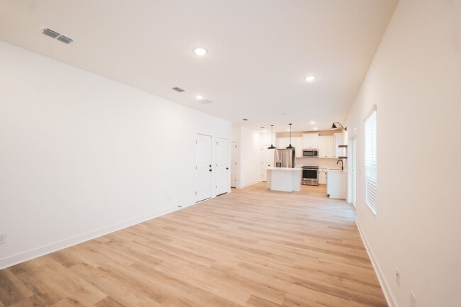 Foto del edificio - Coming Available!