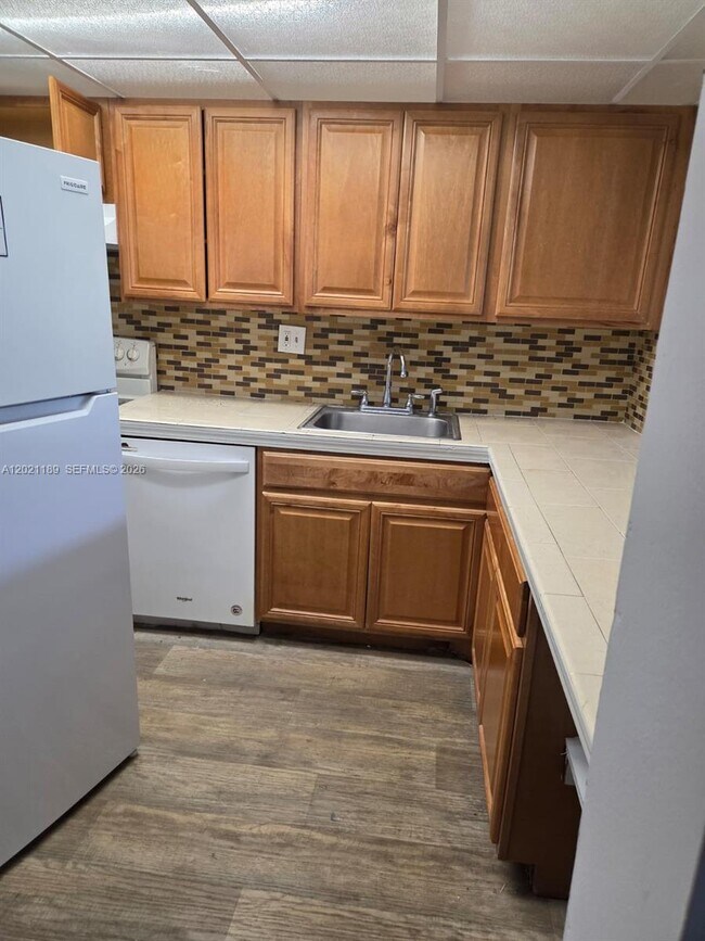 Foto del edificio - 8060 N Colony Cir