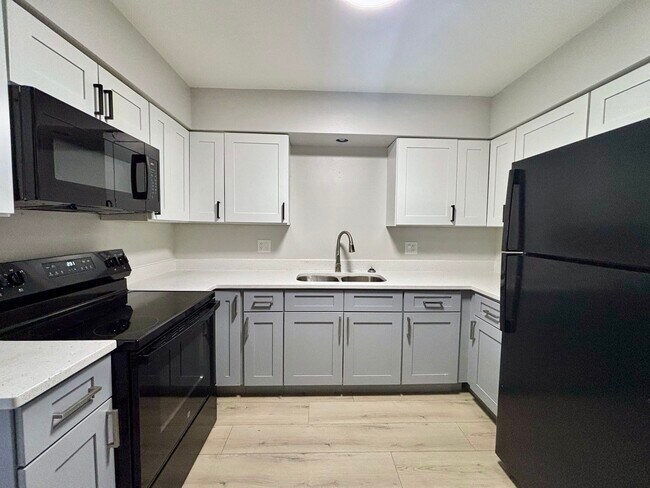 Foto del edificio - Harrison Beach Apartments