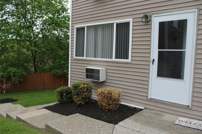 Foto del edificio - 8 Fishkill Glen Dr