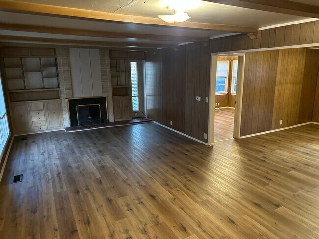 Building Photo - Available Now! 3-Bed, 1-Bath Home w/ Garage - Central Springdale, right next to Springdale High S...