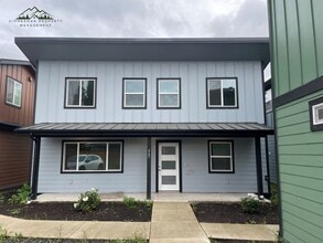 Building Photo - 447 S 43rd St