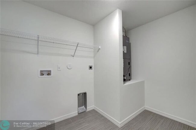 Building Photo - 555 SW Paar Dr