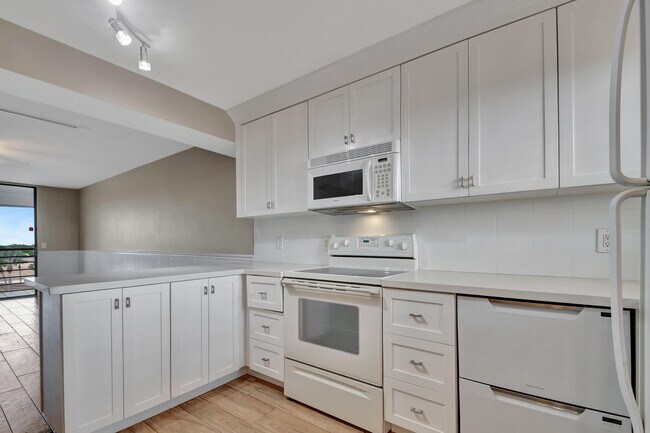 Building Photo - 4640 Lucerne Lakes Blvd