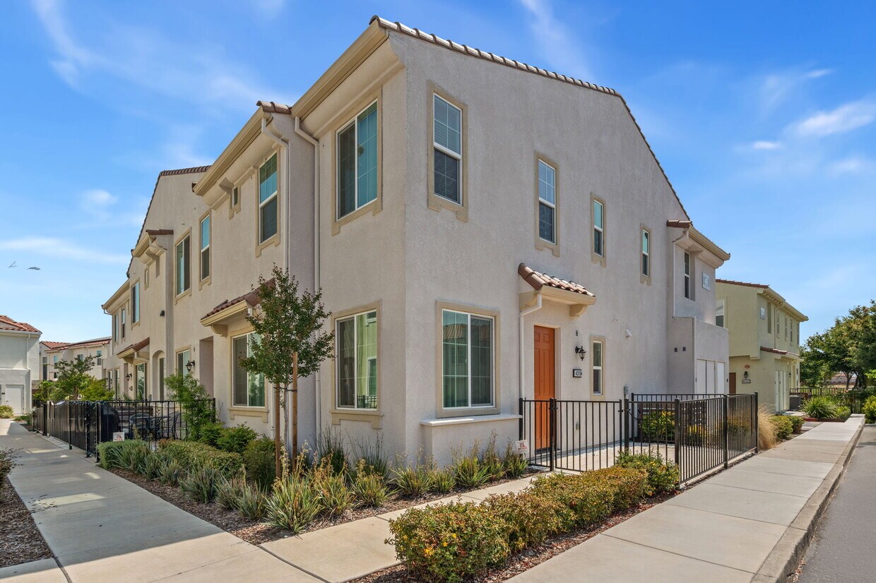 Foto principal - 5301 E Commerce Way