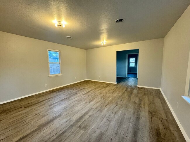 Building Photo - 4 Bedroom 1 Bath home