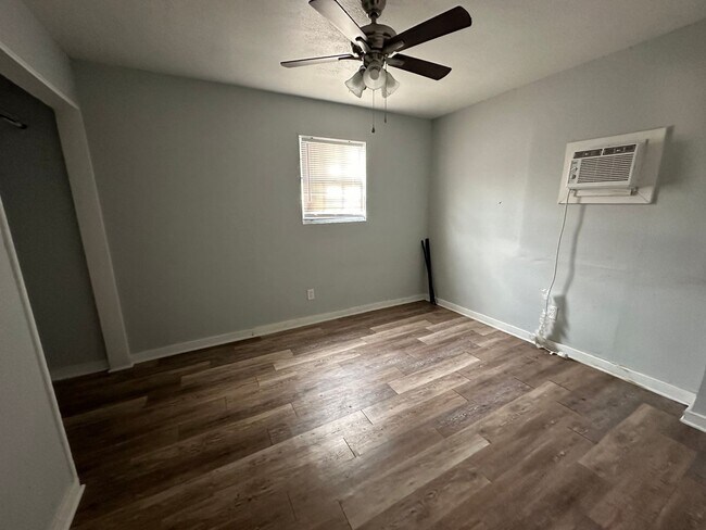 Building Photo - Cute 2 Bedroom Upstairs Apartment