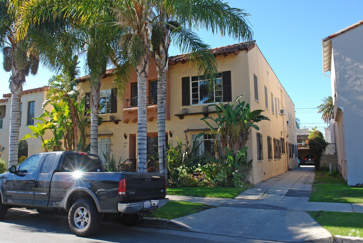 Foto del edificio - 425 N Sierra Bonita Ave