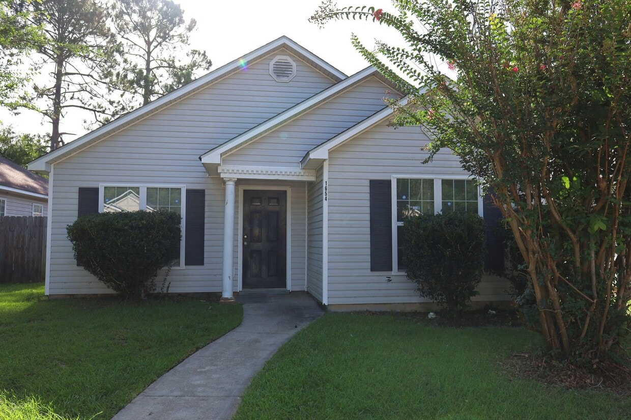 Primary Photo - 1654 Fresno St