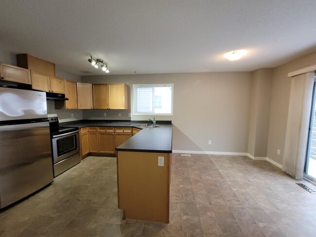 Building Photo - 130 Hyndman Cres NW
