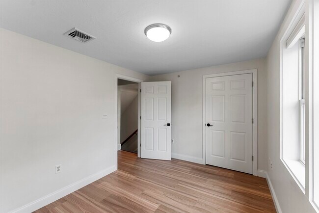 Building Photo - 125 W 7th St