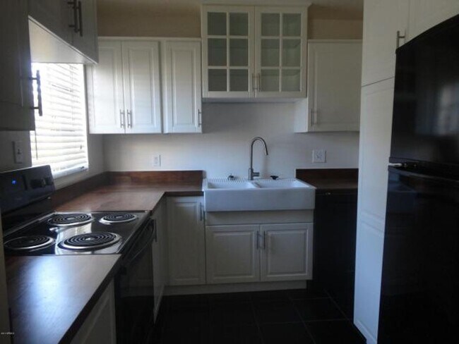 Building Photo - 3 bdrm home in the Biltmore area