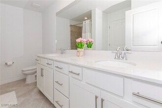 Building Photo - 15345 Grn Acrs Ave