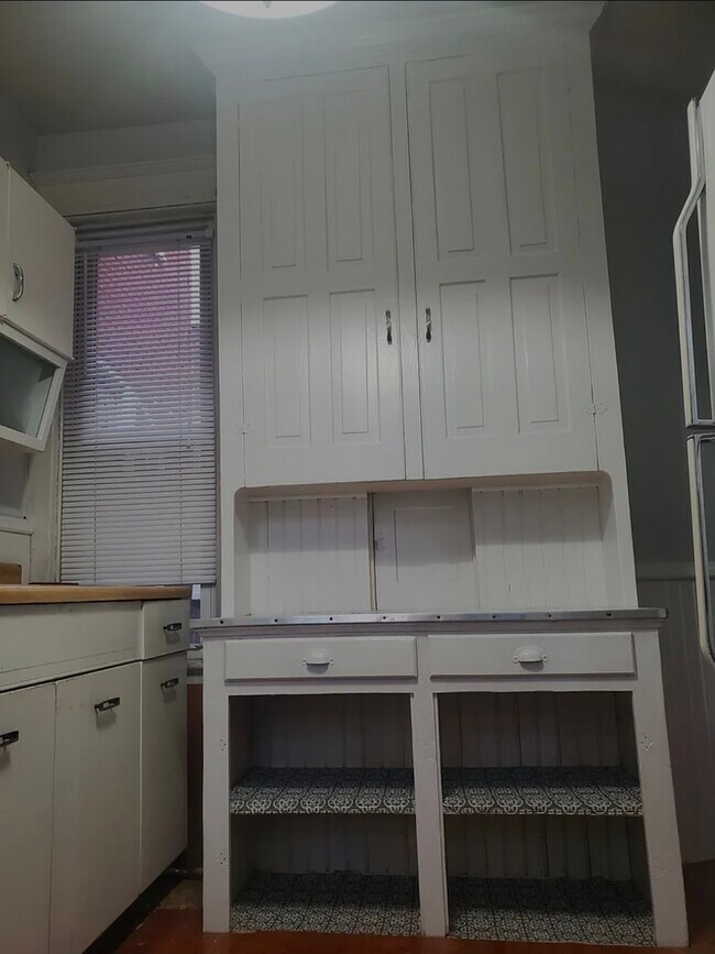 Mucho espacio de almacenamiento - 38 N 3rd St