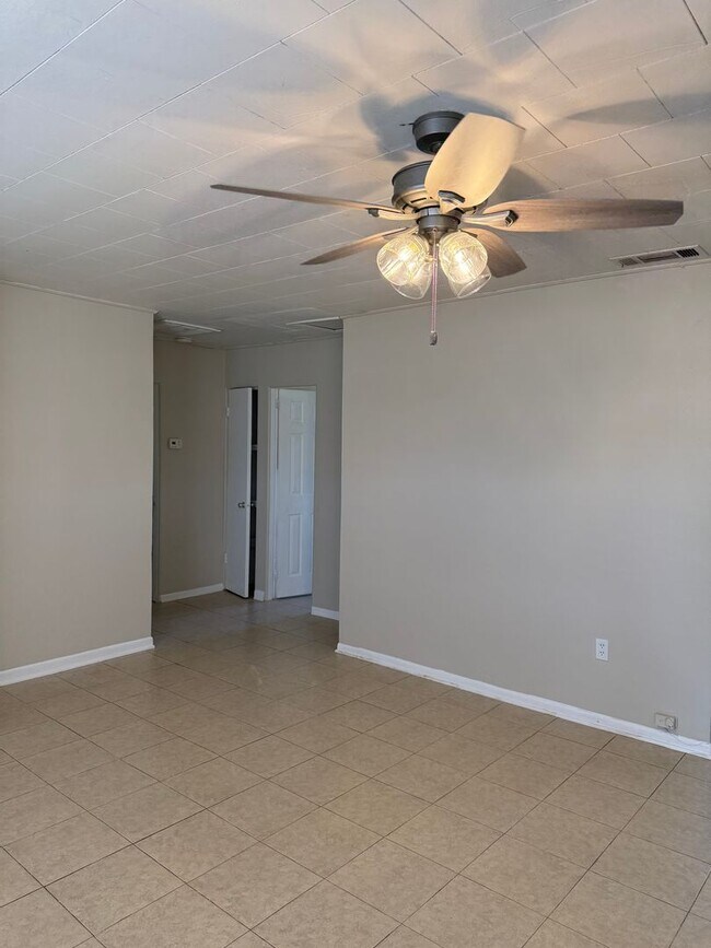 Foto del edificio - 2 Bedroom duplex with garage, Washer and Dryer, close to everything!!!!