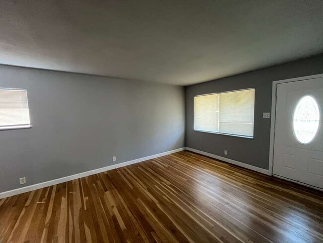 Foto del edificio - 3/1 on Spring Garden available 10/1/2026 - Beautiful inside + GARAGE
